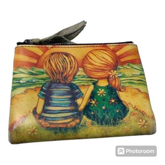 A cute wallet with a cute couple on it for a great everyday use - Picture 1 of 4